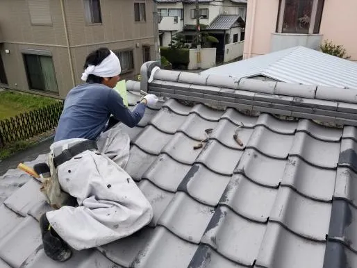 八尾市での屋根修繕工事,内装クロス張替,雨漏り修繕は関西ホームズ株式会社 写真1