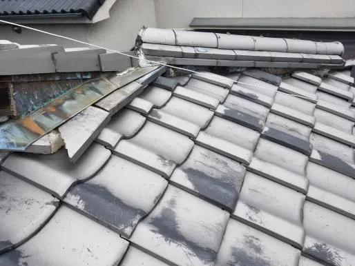 八尾市での屋根修繕工事,内装クロス張替,雨漏り修繕は関西ホームズ株式会社 写真2