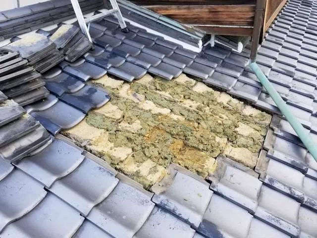 八尾市での屋根修繕工事,内装クロス張替,雨漏り修繕は関西ホームズ株式会社 写真9