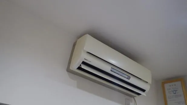 大阪でエアコン移設,取替取付け洗浄作業コミコミプランの関西ホームズ㈱です。