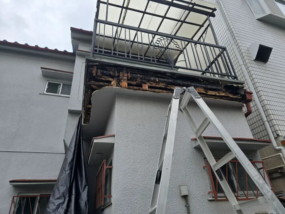 戸建て住宅外装修繕工事・システムバス拡張・増築・外装リフォーム・外壁タイル損傷崩落修繕・外装修繕その他多数 写真3