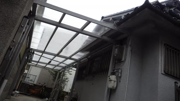 大阪で波板張替え,ポリカーボネート,大阪最安値を目指す関西ホームズにお任せください! 写真1