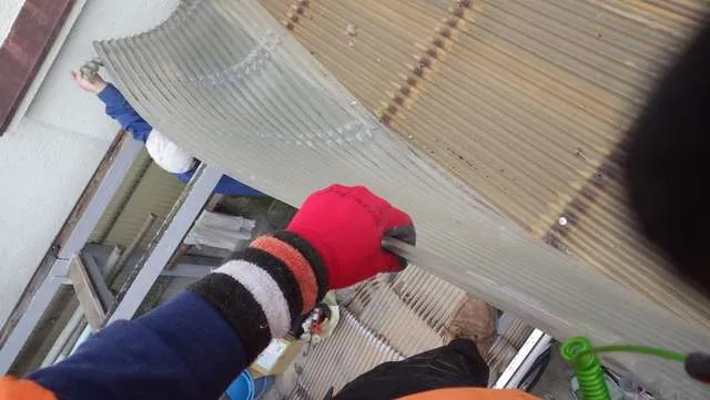 大阪で波板張替え,ポリカーボネート,大阪最安値を目指す関西ホームズにお任せください! 写真3